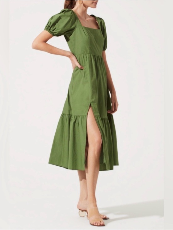 Astr Dresses & Skirts - Astr Green Puff-Sleeve Tiered Midi Dress